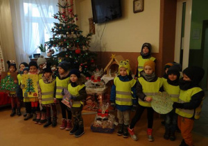 Dzieci z grupy III przekazują świąteczne upominki w Domu Dziennego Pobytu „Wrzos”.